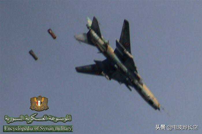 死亡抓拍！叙空军“炸弹卡车”俯冲投弹，满挂6发重磅航弹太霸气