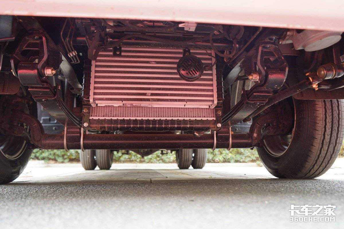 122马力+5档箱，定价8万的奥铃M卡还有液晶双屏和卧铺