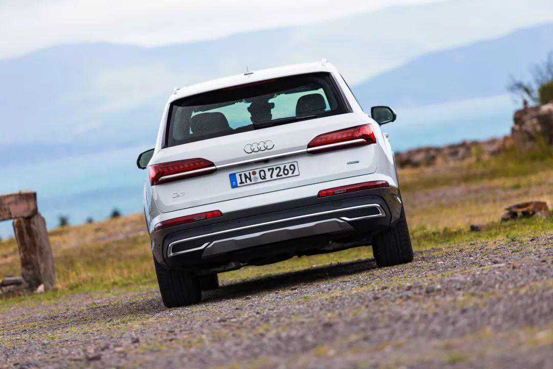 海外抢先试驾新款奥迪Q7，3.0T+48V轻混，硬杠奔驰GLE、宝马X5