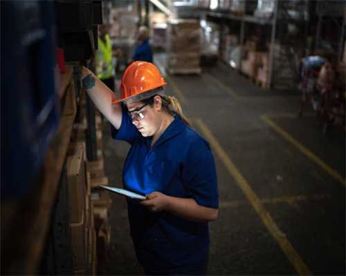 能让人上瘾的中级车 试驾全新第八代凯美瑞