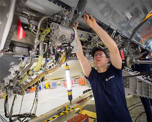 看一眼就爱了，欲罢不能的那种，新款宾利添越发布