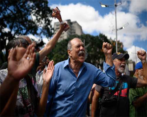 车主将“情怀车”改装成为“丰田霸道”，上路就被抓