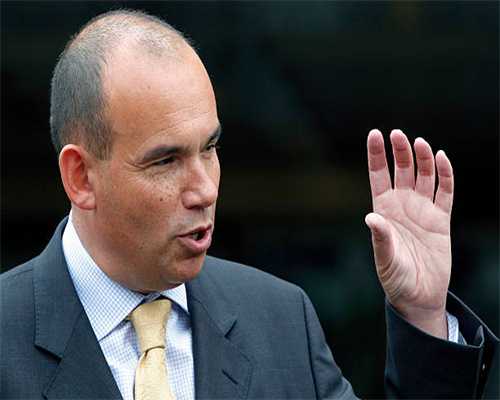 上学高峰期，一辆汽车在学校附近急停。这些安全知识不能不知。