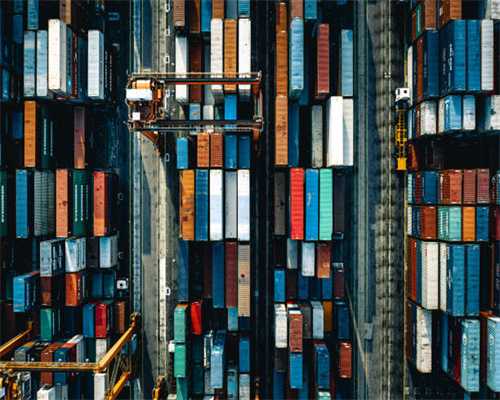 朝鲜街头看汽车，远看外观是中国车，近看车标不一样